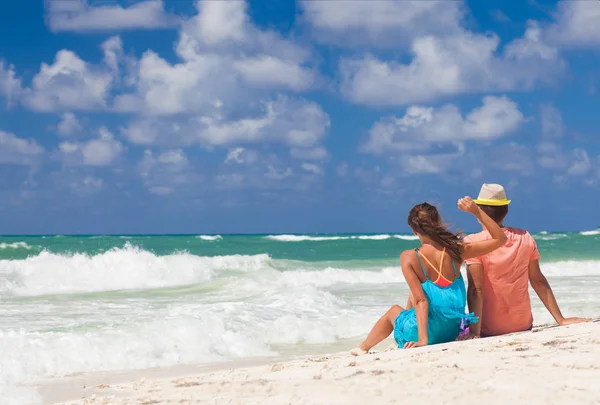 Coppia di spiaggia a piedi in viaggio romantico luna di miele vacanze estive romanticismo. Giovani amanti felici, Cayo LArgo, Cuba — Foto Stock