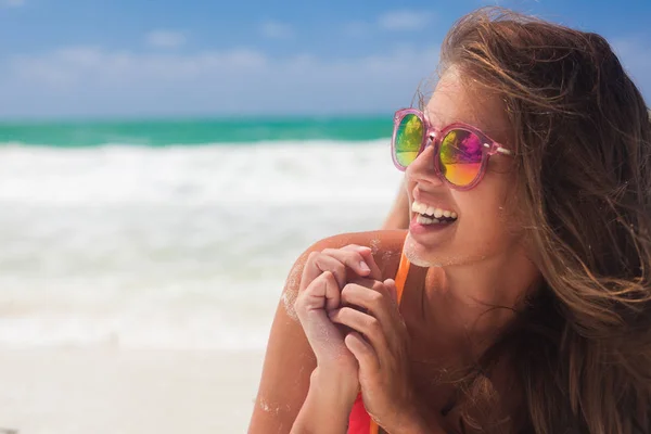 Retrato de uma jovem feliz a sorrir no mar. Cuba, Cayo Largo — Fotografia de Stock