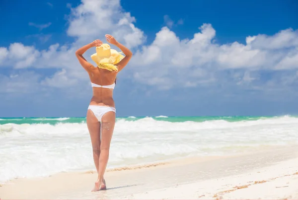 Jeune femme en bikini et chapeau de paille relaxant à la plage des Caraïbes blanches — Photo