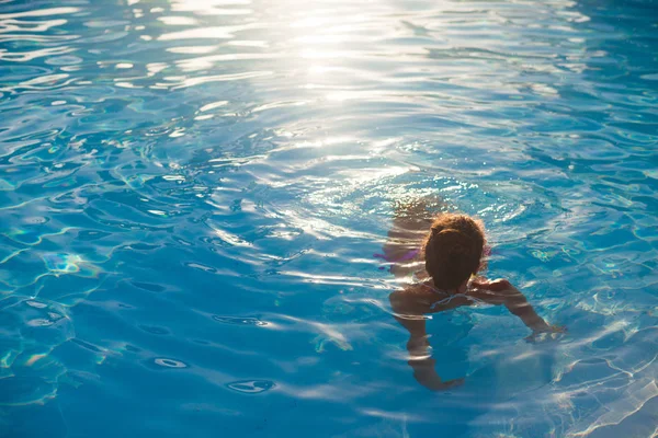 Jonge langharige vrouw in bikini ontspannend aan het witte kariboenstrand — Stockfoto