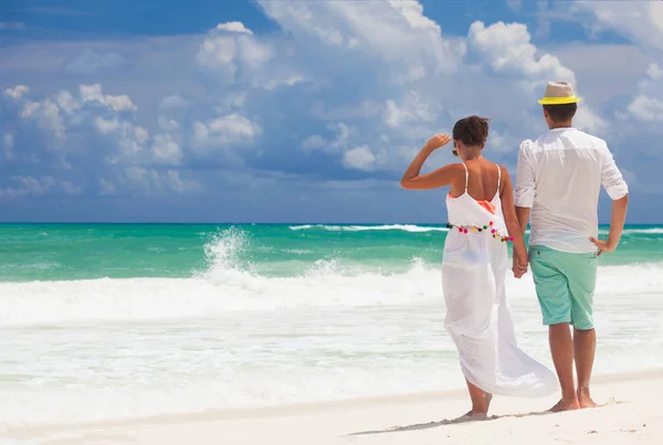 Junges glückliches Flitterwochen-Paar in weißen Kleidern am Strand — Stockfoto