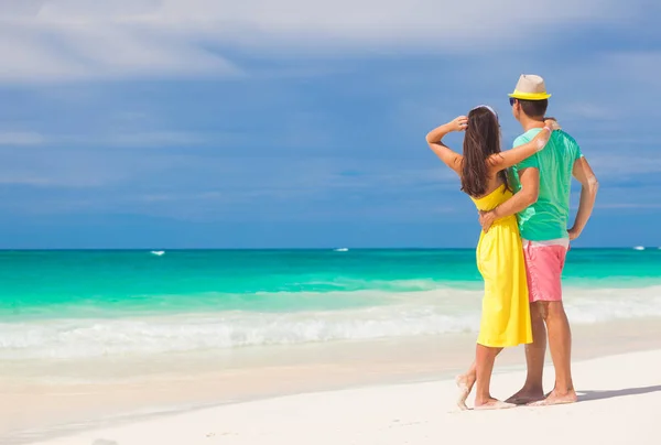 Couple de plage marchant sur voyage romantique vacances lune de miel vacances d'été romance. Jeunes amoureux heureux, Cayo LArgo, Cuba — Photo