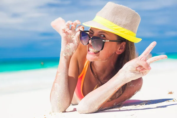 Junge Frau im Bikini und Strohhut entspannt am weißen Karibikstrand — Stockfoto