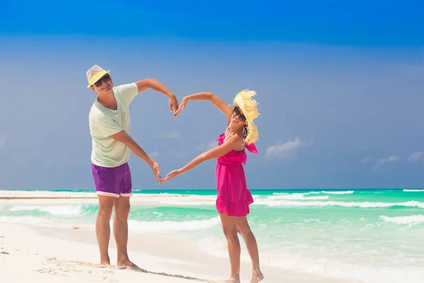Casal de praia andando em viagem romântica lua de mel férias verão férias romance. Jovens amantes felizes, Cayo LArgo, Cuba — Fotografia de Stock
