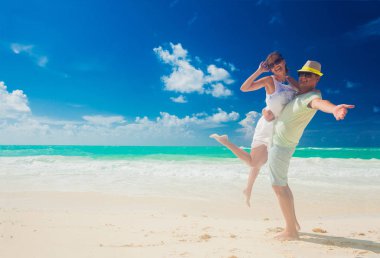 Plaj çift romantik seyahat balayı tatil yaz tatili romantizm yürüyüş. Genç mutlu aşıklar, Cayo Largo, Küba
