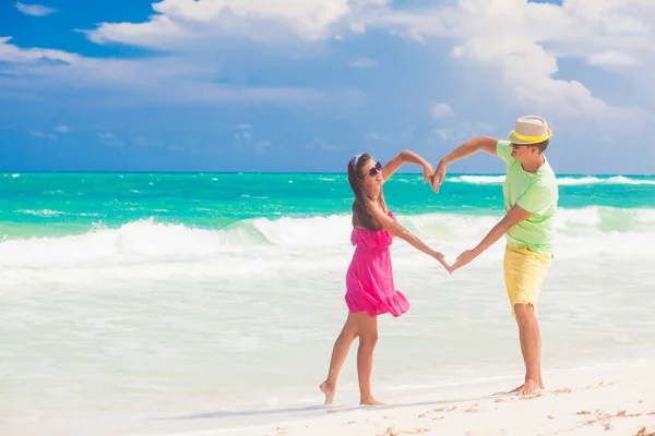 Strand par går på romantisk resa smekmånad semester sommarsemester romantik. Unga lyckliga älskare, Cayo Largo, Kuba — Stockfoto