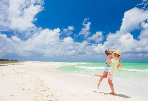 Playa pareja caminando en viajes románticos vacaciones de luna de miel vacaciones verano romance. Jóvenes amantes felices, Cayo LArgo, Cuba — Foto de Stock