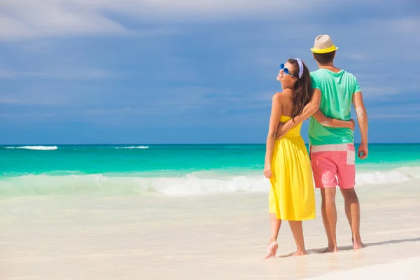 Casal de praia andando em viagem romântica lua de mel férias verão férias romance. Jovens amantes felizes, Cayo LArgo, Cuba — Fotografia de Stock