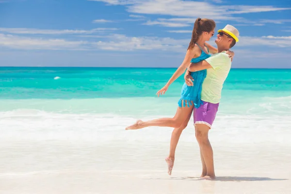 Coppia di spiaggia a piedi in viaggio romantico luna di miele vacanze estive romanticismo. Giovani amanti felici, Cayo LArgo, Cuba — Foto Stock