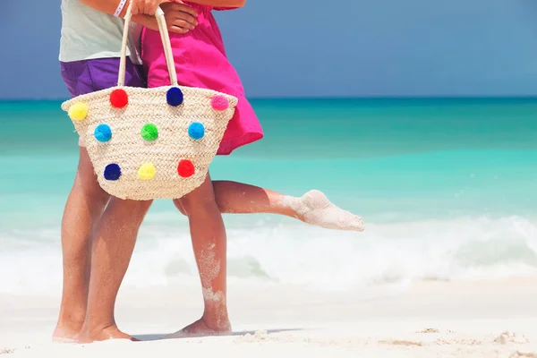 Pernas de jovem casal beijando na praia tropical turquesa caribenha Imagem De Stock