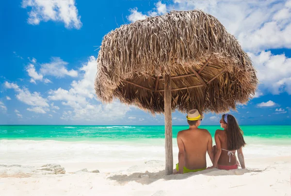 Küba, Cayo Largo 'da tropik bir plajda bir çift. — Stok fotoğraf