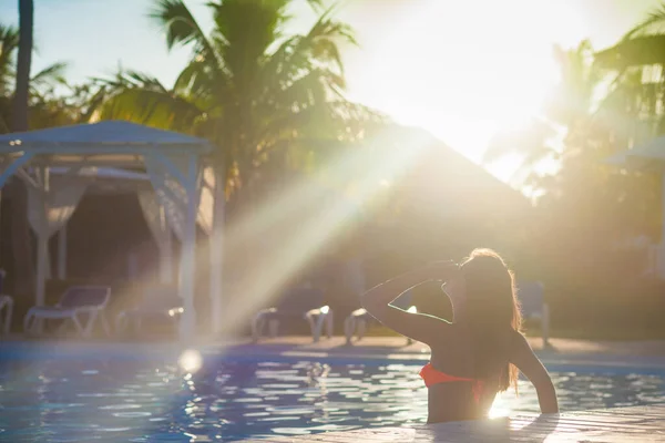 Mulher de cabelos longos bonita em biquíni relaxante à beira da piscina tropical — Fotografia de Stock