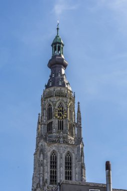 ayrıntı Kulesi eski büyük kilise, Breda renkli saat ile. Hollanda Hollanda