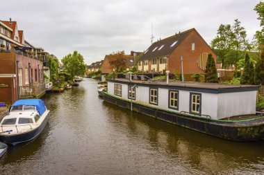 Kanal ve şehir alkmaar Hollanda Hollanda bir banliyösünde çevreleyen konut farklı türleri