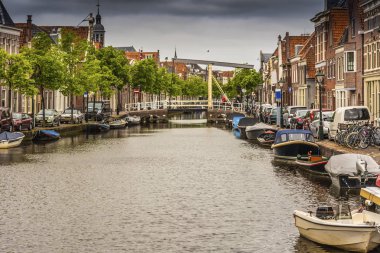 Panoramik manzaralı cephe eski binalar ve drawbridges Alkmaar merkezi bir kanal. Hollanda Hollanda