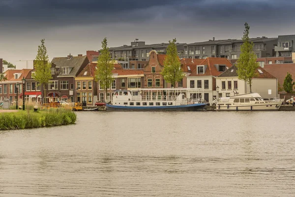 Moored Boats Old Houses Front New Construction Back Alkmaar Netherlands — Stock Photo, Image