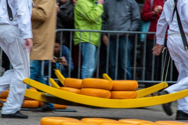 peynirler hala turistler Alkmaar piyasada keyfi için daha önce olduğu gibi taşınmaktadır. Hollanda Hollanda