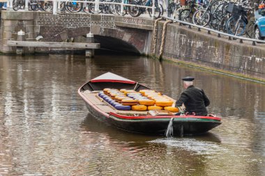 Mükemmel ulaşım tekne birçok drawbridges biri hakkında geçmeye enfes Hollandalı peynirler dolu. Alkmaar Hollanda Hollanda