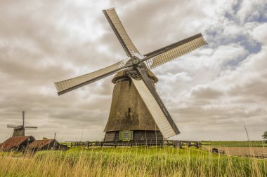 Tipik fabrikaları kulübeler ve alanları ile Hollanda kırsal manzara. Oterleek Hollanda Hollanda