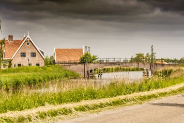 Tipik kanalına giriş Hollanda kırsal kırsal köy manzara ve köprü. oterleek Hollanda