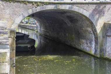 Köprü Tünel tekneler ve Edam köyü yansımalar. Hollanda