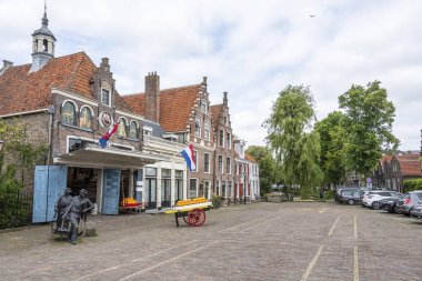 kare evleri ve geleneksel peynirler ve edam köyü bir kanalda arka planda. Hollanda