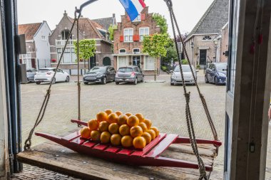 Hollanda peynir geleneksel taşıma sepeti yeri ve edam köyü eski bir ölçekte. Hollanda