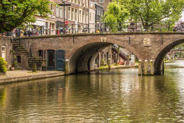 Utrecht tarihi merkezi bir kanal eski köprüde. Hollanda Hollanda