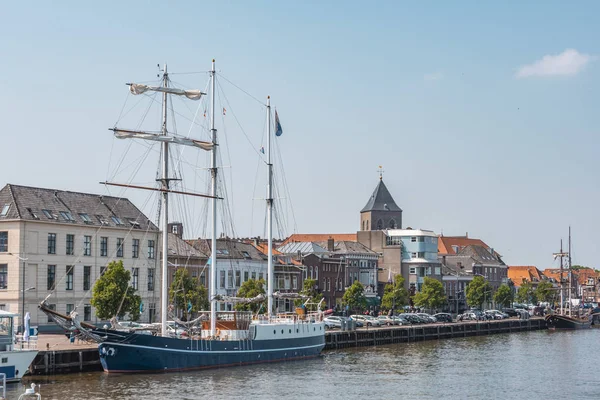 kampen den IJssel Nehri ile bir yelkenli üzerinde liman kenti palamarla. Hollanda Hollanda