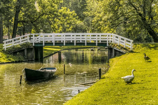 Taman Lingkungan Kota Kampen Dengan Perahu Jembatan Dan Bebek Dan — Stok Foto