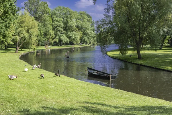 Canal Con Árboles Amarrados Barco Patos Parque Alrededor Kampen Países — Foto de Stock