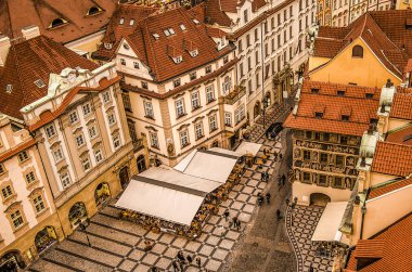 Prag Çek Cumhuriyeti merkezi kare bir sokakta havadan görünümü