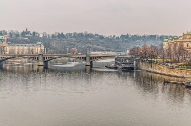 Eski Köprü ve yolcu tekne şehir Prag Çek Cumhuriyeti geçiş sırasında Vltava Nehri üzerinde