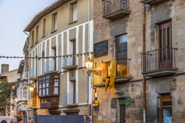 Main street, Ortaçağ Olite şehir eski binalar ile. Navarre İspanya