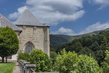 Roncesvalles collegiate Kilisesi üzerinden Navarres Pyrenees sima. İspanya