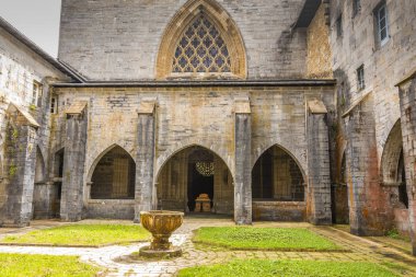 Gotik cloister Onüçüncü yüzyılda ve San Agustin nereye sen-ebilmek görmek ne Şapel arka planda Kral olan mezar taşı Roncesvalles kentinde orijinaldir Sancho sepulcre olduğu söyleniyor. Navarre İspanya.