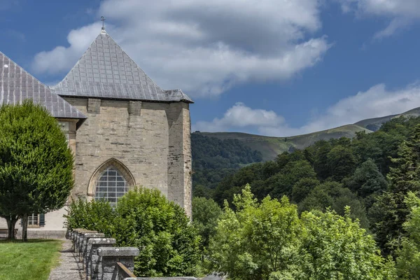 Roncesvalles collegiate Kilisesi üzerinden Navarres Pyrenees sima. İspanya