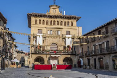 Ana Meydanı ve Ortaçağ Olite Şehir Belediye Binası. Navarre İspanya.