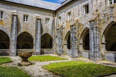 Bahçelerin Çeşmesi ve Roncescalles collegiate XIII yüzyıl manastır sivri kemerler. Navare İspanya