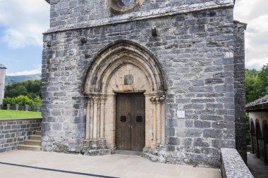 Giriş eski kilise Santiago Santiago Fransız yolu fark hacılar için zorunlu adım Roncesvalles yerinde. Navarre İspanya