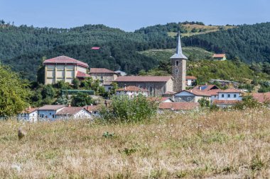 Sen-ebilmek görmek içinde San Esteban bucak Kulesi sıyrılıyor köyü Erro Navarrese Pyrenees içinde manzara. Navarre İspanya