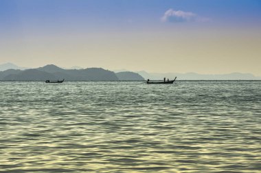 Phang Nga Körfezi başlıyor ve balıkçılar zaten Andaman Denizi Tayland onların gemilerde çalışan.