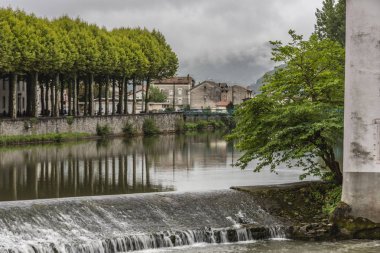 Salat Saint Girons köyü Nehri'ndeki baraj ve arka planda Pyrenees görebilirsiniz. Fransa