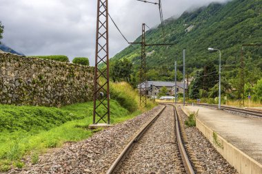 Pyrenees içinde Fransız köyü Merens-les-vals Andorra yakınındaki demiryolu parça sayısı. Ariège Fransa