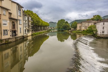 Yansımaları ve baraj Salat Nehri içinde eski köy Saint Girons üzerinde. Ariège Fransa