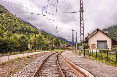 Merens les vals tren istasyonuna Andorra ile sınırı yakınlarında Pyrenees içinde. Ariège Fransa