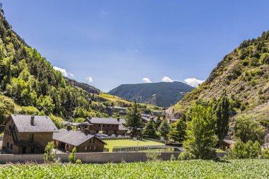 Derin vadi çam ormanlar ve turistik tesisler ile çevrili. Andorra Europe