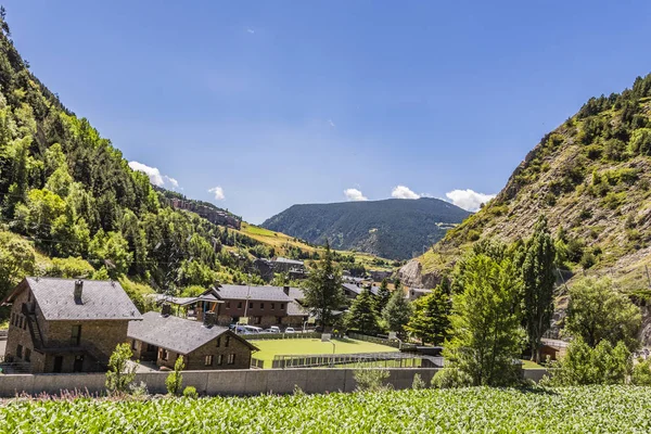 Valle Profundo Rodeado Bosques Pinos Instalaciones Turísticas Andorra Europa — Foto de Stock