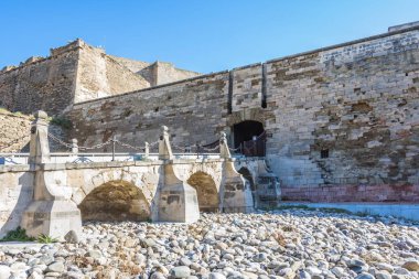 Lleida şehir şimdi kuru hendekte tarihi kale La Suda köprüye. Katalonya İspanya