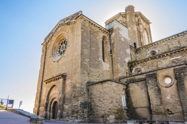 Kapı San Berenguer on iki yüzyılın Romanesk stilin ve Lleida eski Katedrali girişleri bir Seu Vella cinsinden. Katalonya İspanya.